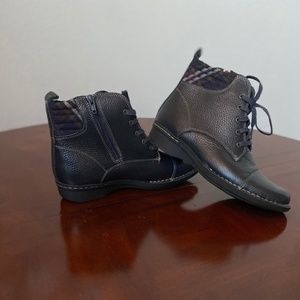 Clarks Whistle Bea Boot in Navy Size 8